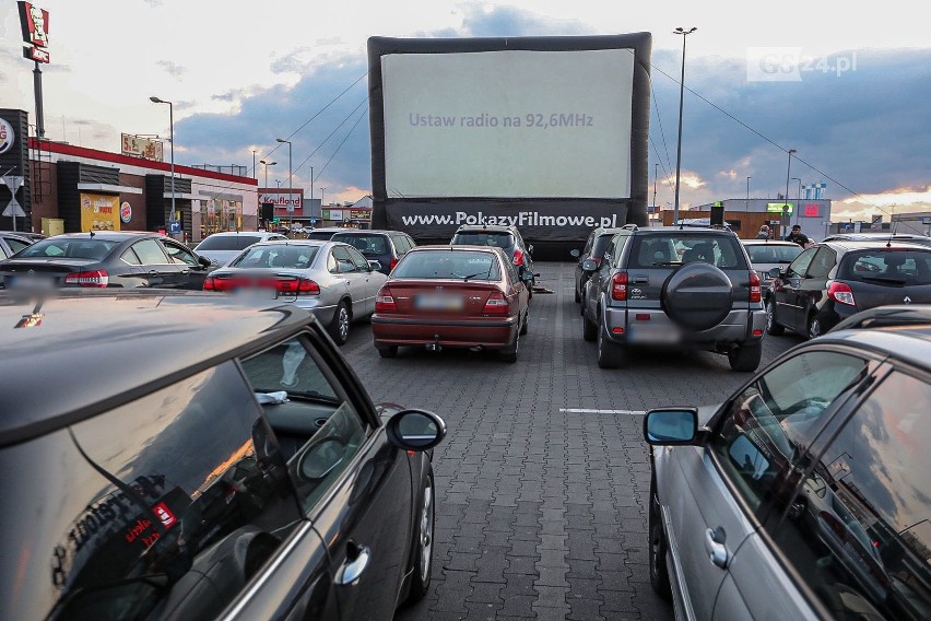 Kino samochodowe w Szczecinie przed Galerią Gryf