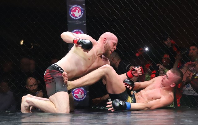 Damian Popiel z Brawlera Końskie w kategorii 77 kilogramów MMA pokonał na punkty Mateusza Kucharskiego (Anaconda Team).