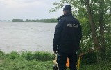 W Brzostkowie zaginął 46-letni wędkarz. Policjanci i strażacy przeszukiwali brzeg i wody Wisły