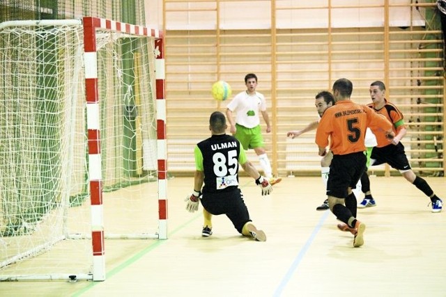 Futsaliści białostockiego Elhurtu Elmetu Heliosa (pomarańczowe koszulki) zapewne będą dziś głównie bronić dostępu do własnej bramki i liczyć na szybkie kontry