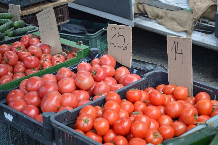 Ceny owoców i warzyw na stalowowolskim targu w piątek 28 kwietnia. Duży ruch przed majówką. Zobacz zdjęcia