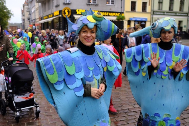 Tradycyjnie już paradą lalek i aktorów rozpoczęła się 24. edycja Międzynarodowego Festiwalu Teatrów Lalek „Spotkania”. Oto fotorelacja z tego wydarzenia.Zobacz także: Marsz Równości i kontrmanifestacja "W obronie normalności" [ZDJĘCIA]Polecamy: StarForce 2017. Fani "Gwiezdnych Wojen" przemaszerowali ulicami Torunia [ZDJĘCIA]Międzynarodowy Festiwal Teatrów Lalek Spotkania. Parada przeszła ulicami starówki [ZDJĘCIA] NowosciTorun 