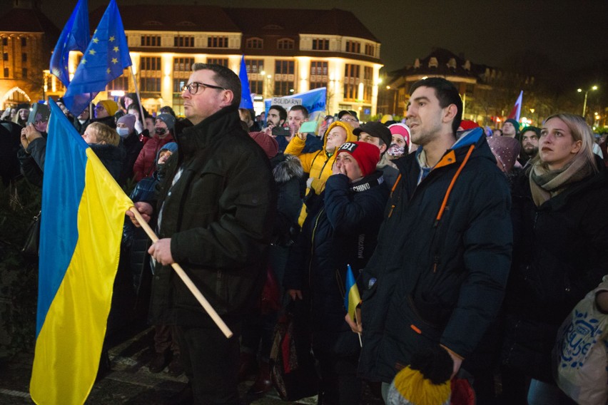 Setki słupszczan pod ratuszem manifestowało przeciw wojnie