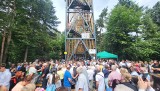 Wieża widokowa na Skiełku w Łukowicy oblężona. W niedzielę odbyła się tam msza święta i poświęcenie popularnej atrakcji Beskidu Wyspowego
