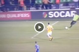 Bramkarz Mołdawii trafił w głowę Zlatana i... gol! (WIDEO)