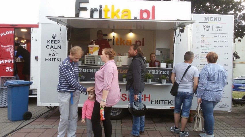 Jaworzno: Food trucki przed halą widowiskowo-sportową i dobra muzyka [ZDJĘCIA]