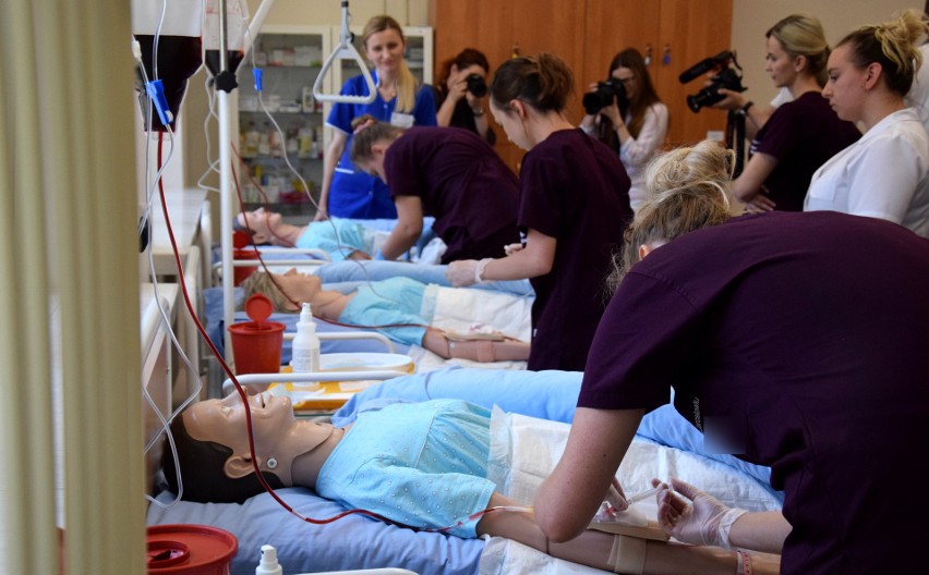 W Jarosławiu otworzyli Centrum Symulacji Medycznej. Dla studentów pielęgniarstwa, jeden z budynków PWSTE urządzono jak szpital [ZDJĘCIA]