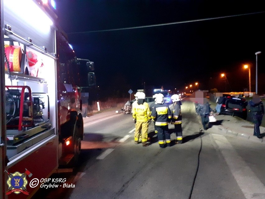 Grybów wypadek. Dwie osoby w szpitalu po zderzeniu audi i toyoty [ZDJĘCIA]