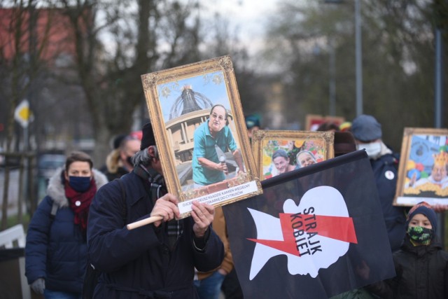 Dziś (5.12) pod pomnikiem Józefa Piłsudskiego zorganizowano demonstrację z okazji urodzin Radia Maryja. Uczestnicy przynieśli ze sobą kolaże, na których zaprezentowano "drogę ojca Tadeusza do zbawienia". Zobaczcie na zdjęciach co się działo!WIĘCEJ NA KOLEJNYCH STRONACH>>>