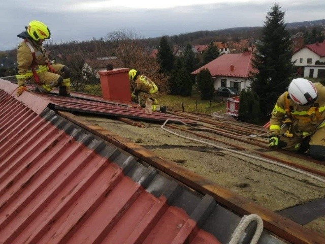 Wiatr uszkodził dach domu m.in. w Śledziejowicach. Na ten moment wichury czynią najwięcej szkód w gminie Wieliczka