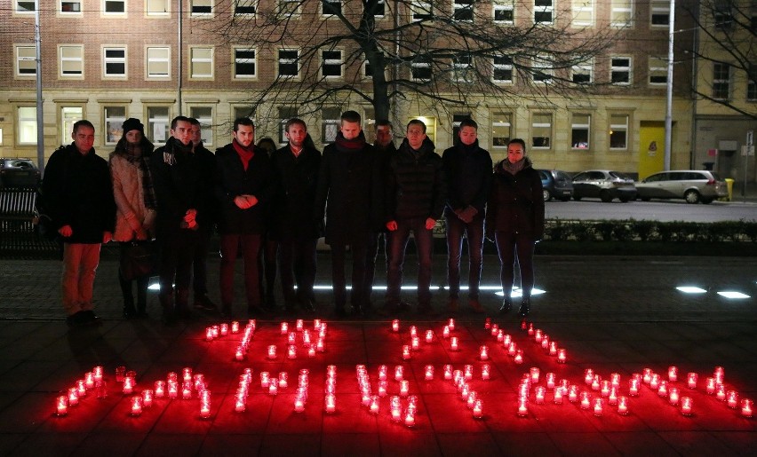 Znicze w Alei Kwiatowej. Młodzi pamiętają o 13 grudnia