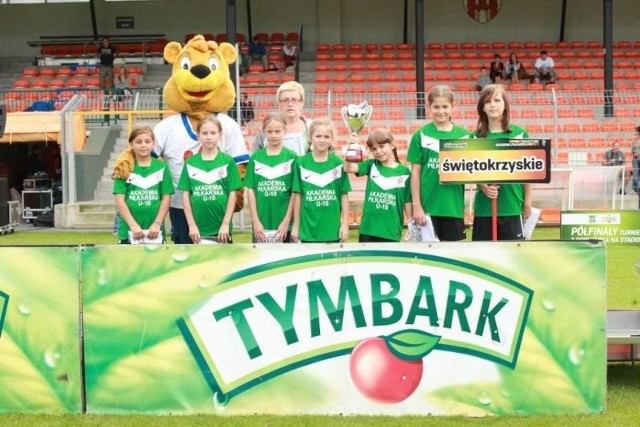Reprezentacja województwa świętokrzyskiego dziewcząt, biorąca udział w turnieju "podwórka na stadion o Puchar Tymbarku&#8221;.
