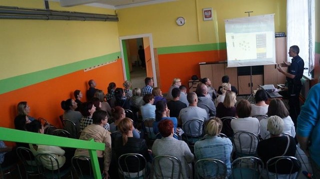 Funkcjonariusze policji z Krosna Odrzańskiego spotkali się z rodzicami uczniów ze szkoły w Osiecznicy (gmina Krosno Odrzańskie). Rozmawiali o Krajowej Mapie Zagrożeń Bezpieczeństwa.