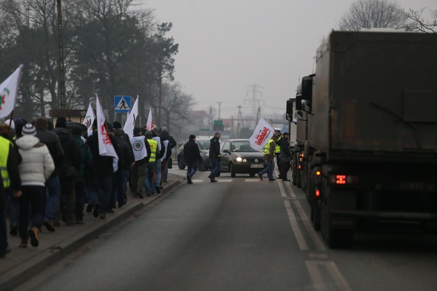 Górnicy kopalni Krupiński w Suszcu blokowali drogę...