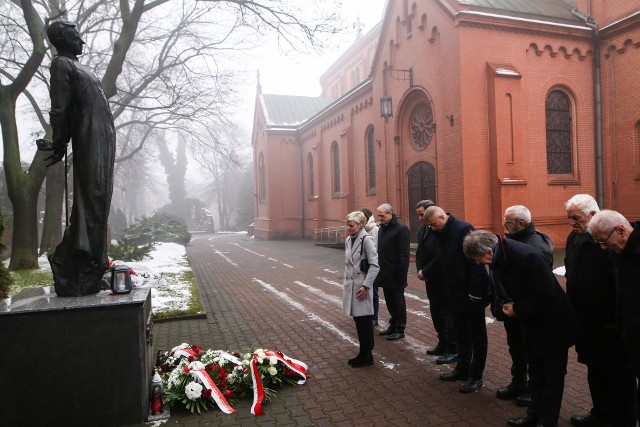 Złożenie kwiatów pod pomnikiem ks. Jerzego Popiełuszki, zamordowanego przez Służbę Bezpieczeństwa