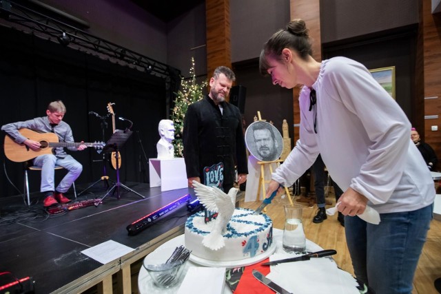 Love & Peace 4 All - pod takim mottem przebiega życie i twórczość Jarosława Pijarowskiego, pod takim też hasłem odbył się 18 grudnia 2021 r. jubileusz artysty w KPCK w Bydgoszczy. Specjalny urodzinowy tort przygotowała mistrzyni świata Jowita Woszczyńska