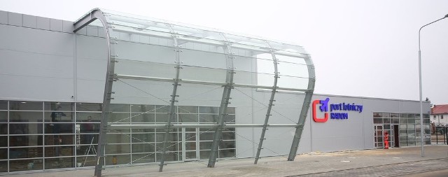 Terminal przyszłego lotniska cywilnego w Radomiu nadal nie jest oddany do użytku. Przedstawiciele spółki Port Lotniczy Radom unikają odpowiedzi na pytanie kiedy będzie gotowy.