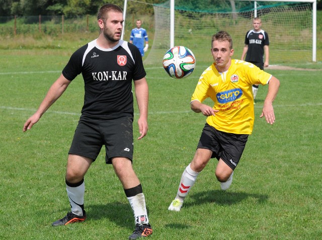 Patryk Papaj (z prawej) strzelił dwa gole dla UKS Baćkowice w rozgrywanym w Iwaniskach spotkaniu z Agricolą Łoniów