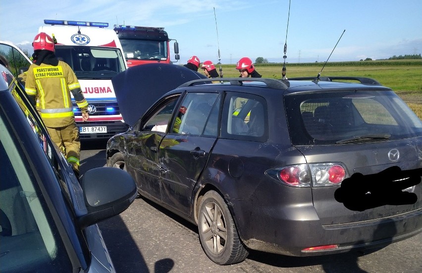 Wypadek na drodze Suraż - Borowskie Michały. Zderzenie mazdy ze skodą. Jedna osoba ranna [ZDJĘCIA]