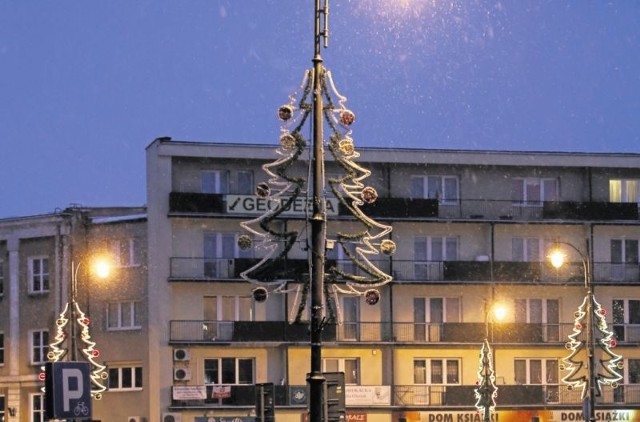 Nie wszystkie ozdoby świąteczne na Placu Uniwersyteckim w Białymstoku świecą się