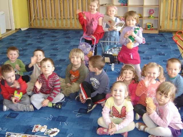 Teraz do grupy żłobkowej przy Przedszkolu nr 1 w Łapach uczęszcza 28 dzieci, w tym trzylatki (na zdjęciu). Od nowego roku szkolnego taka grupa nie powstanie, bo nie pozwalają na to przepisy.