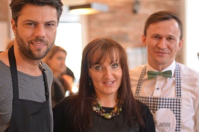ariola Grzęda, blogerka kulinarna z Szydłowca, w towarzystwie Oliviera Janiaka  (z lewej), znanego prezentera, kt&oacute;ry poprowadził warsztaty i szefa kuchni Wellness Pro Vita - Daniela Olas.