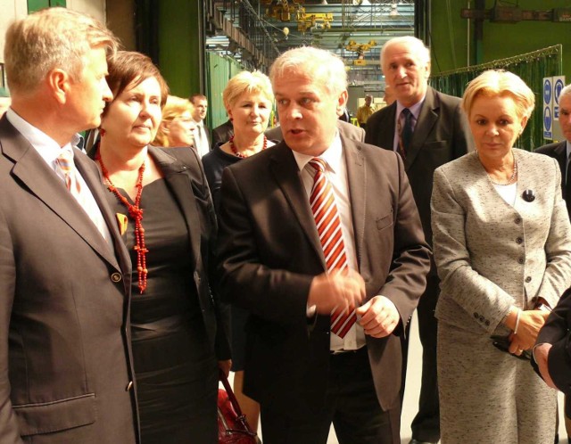Z lewej wiceprzewodniczący sejmowej komisji obrony narodowej Stanisław Wziątek, poseł Renata Butryn, prezes HSW Krzysztof Trofiniak i poseł Krystyna Skowrońska.