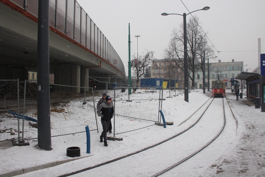 Piesi swobodnie chodzą po rynku, także po torowisku. Trudno...