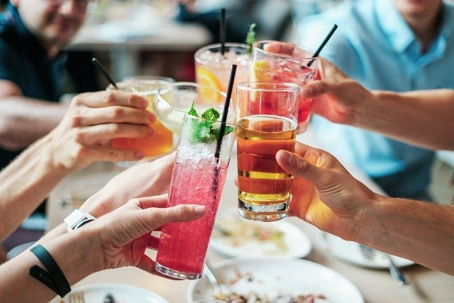 Przebywanie w domu sprzyja częstszemu sięganiu po alkohol