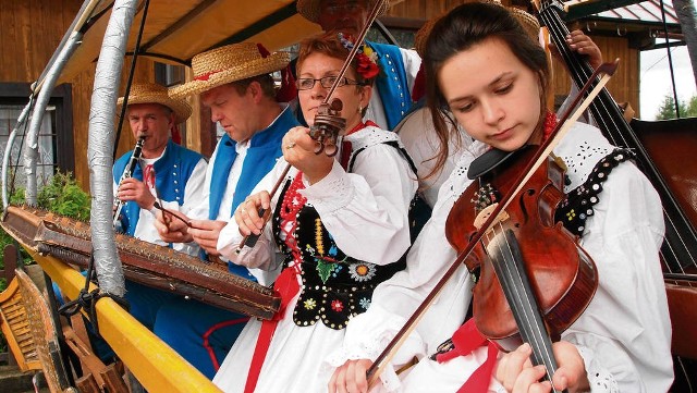 Sabałowe Bajania tradycyjnie rozpoczynają się od kolorowego i wesołego korowodu muzyków