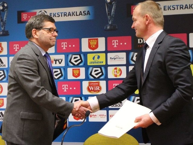 Wiceprezes zarządu Kolportera Grzegorz Fibakiewicz (z prawej) i prezes Korony Tomasz Chojnowski chwilę po podpisaniu umowy partnerskiej.