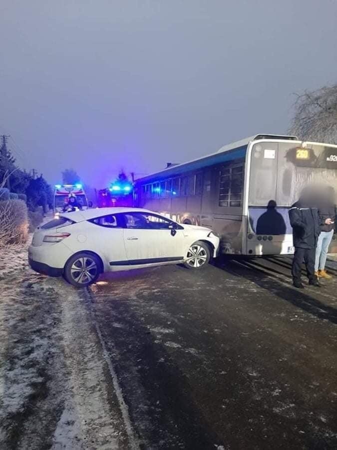 Gmina Michałowice. Trzy samochody osobowe zderzyły się z autobusem. Ratownicy z pogotowia badali podróżnych 