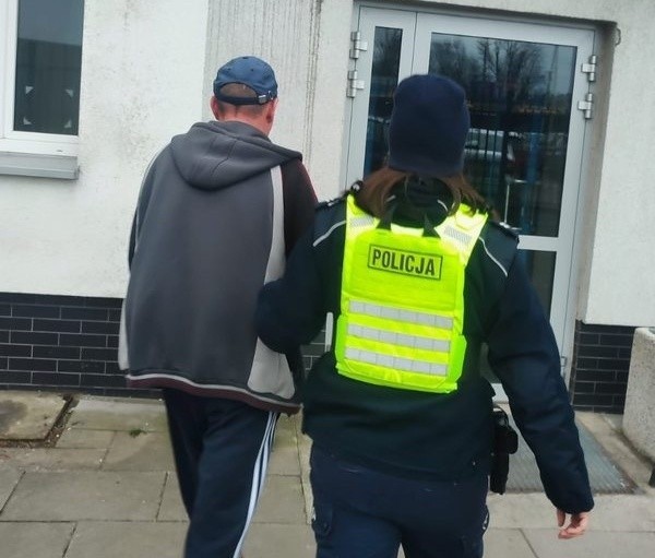 48-letni mężczyzna został zatrzymany po tym, jak miał w wydychanym powietrzu 0,8 promila prowadząc dostawczego iveco. Na dodatek chciał przekupić policjantów gotówką.