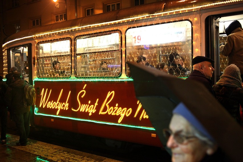 Świąteczny tramwaj jeździ po Krakowie [ZDJĘCIA]