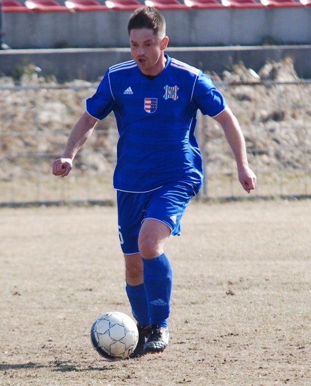 Wyróżniającym się piłkarzem Wisły Sandomierz w meczu z Pogonią Staszów był Tomasz Żelazowski.