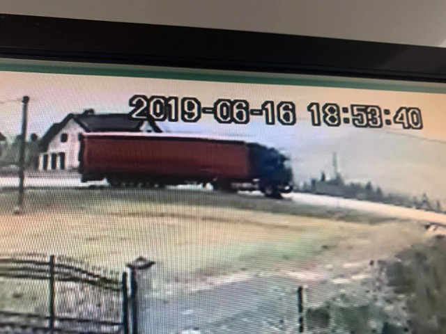Na nagraniu z kamery przemysłowej widać niebieską ciężarówkę z czerwoną naczepą, która jedzie DK nr 28 w stronę Nowego Sącza. Kilkanaście minut wcześniej doprowadziła do wypadku