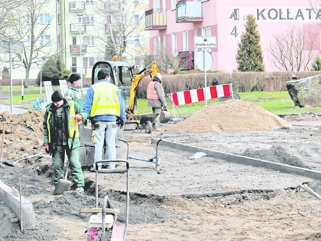 Dlaczego tak długo trwa przebudowa ulicy Kołłątaja? - niecierpliwią się mieszkańcy osiedla, którzy narzekają na związane z inwestycją utrudnienia w ruchu. 