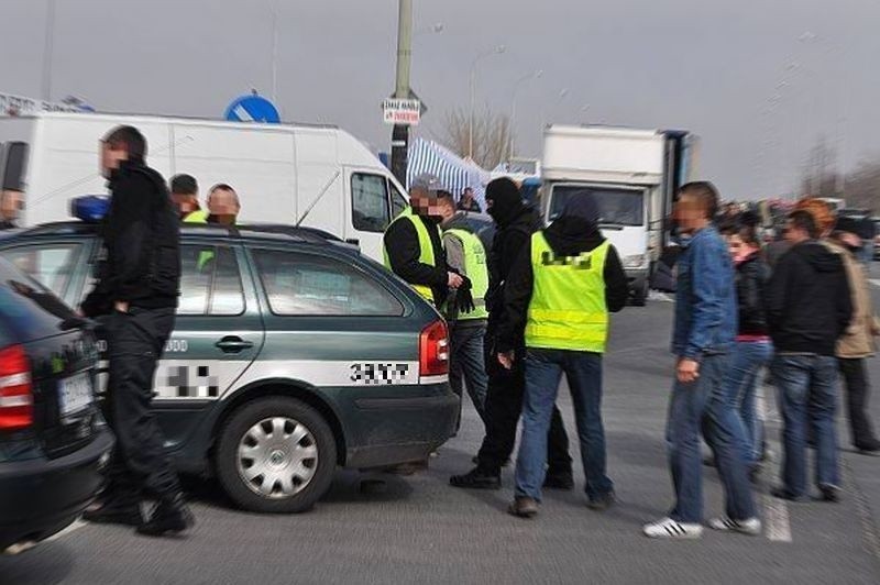 Policyjna akcja na giełdzie samochodowej w Łodzi przy ul. Puszkina [ZDJĘCIA]
