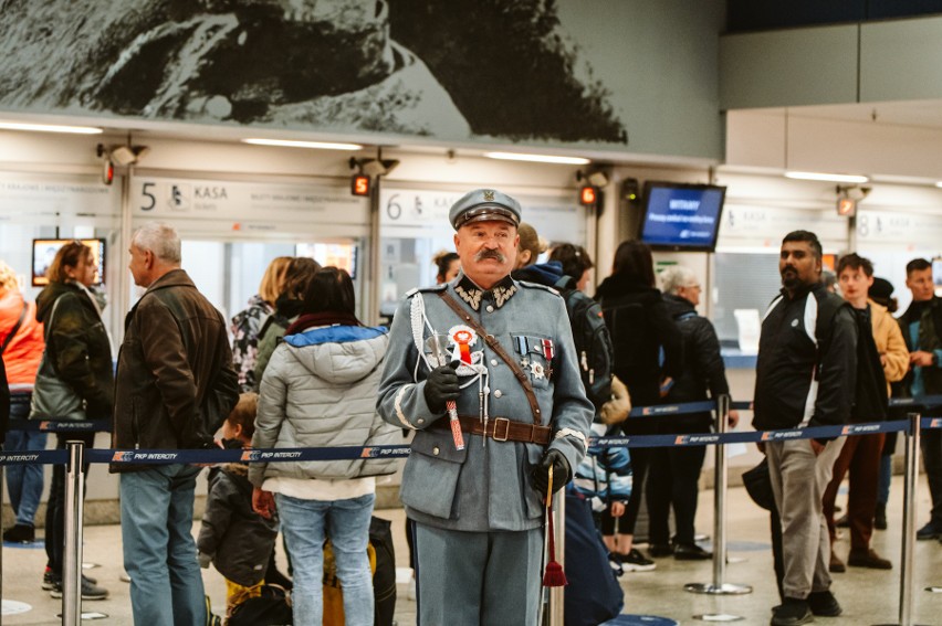 Kolejarze uczcili Narodowe Święto Niepodległości. Pieśni...