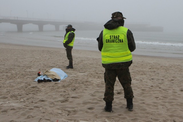 W piątek ok. południa kołobrzescy policjanci odebrali alarmistyczne zgłoszenie: spacerowicze z kołobrzeskiego molo zauważyli unoszące się na wodzie zwłoki.