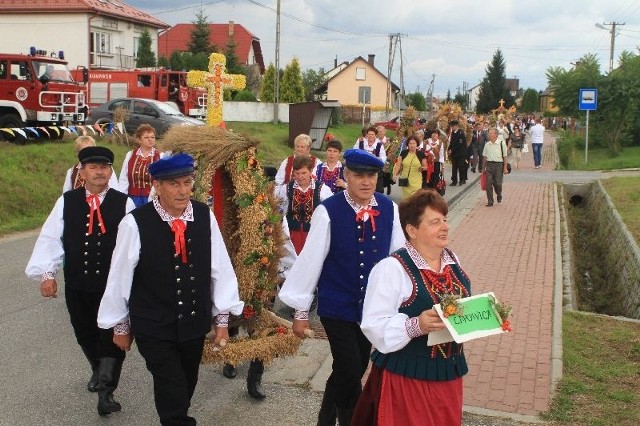 Barwny orszak z wieńcami przeszedł spod kościoła w Polichnie na kompleks sportowy.