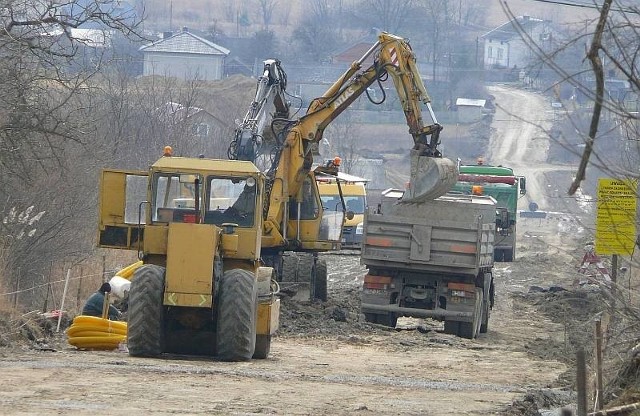 Rozpoczęły się inwestycje na drogach powiatowych. Na zdjęciu prace przy odbudowie zniszczonego odcinka drogi Jurkowice - Budy w sąsiedztwie Kopalń Dolomitu "Budy&#8221; i "Jurkowice&#8221;. Droga ma być jak nowa jeszcze w czerwcu.