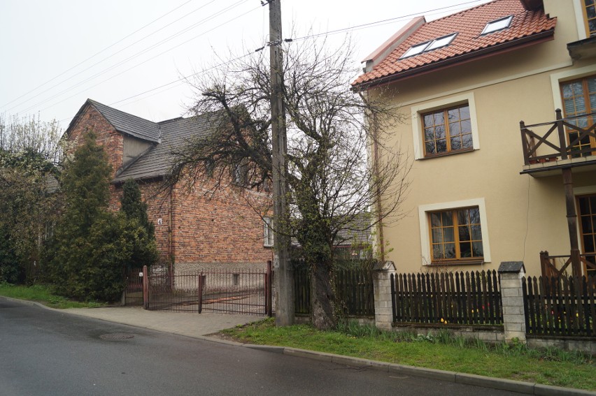 Po prawej dom państwa Łabęckich, po lewej - braci Stanek. Do...