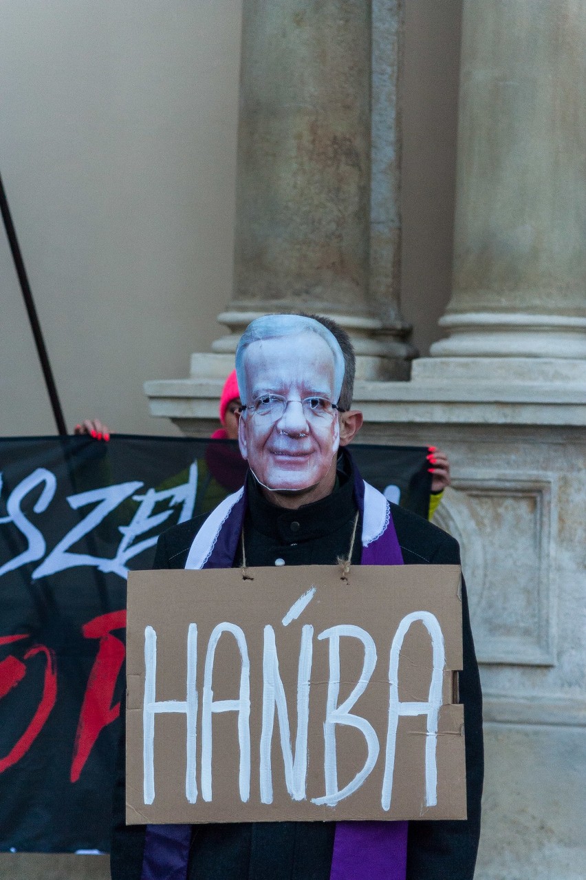 Kraków. Protest przeciwko udziałowi abpa Jędraszewskiego w opłatku rady miasta. "Wstyd i hańba", "Urząd to nie kuria"