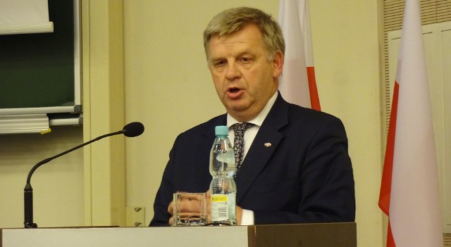 Senator Jarosław Rusiecki podczas konferencji