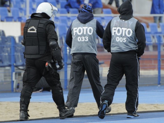 23-latek podający się za fotoreportera podczas meczu Zawiszy z Wisłą usiłował rozjuszyć kibiców gości. Odpowie za to w sądzie.