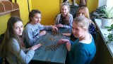Uczniowie ze Szkoły Podstawowej nr 3 w Wąbrzeźnie zebrali ponad 100 tysięcy  monet 