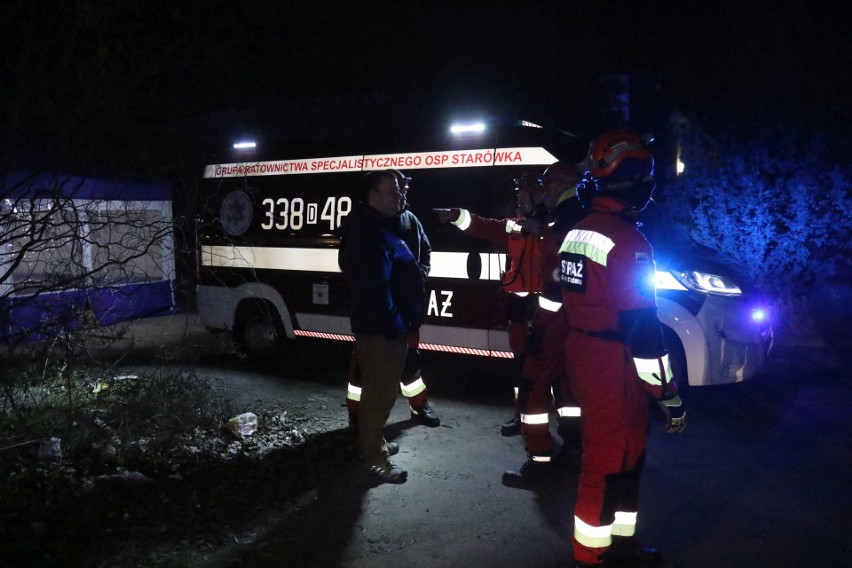 Ogromny pożar na terenie składu materiałów budowlanych MB 03...