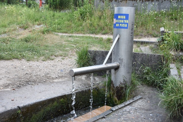 W rejonie źródełka na Rzędzinie dwa napisy informują o tym, że woda jest niezdatna do picia