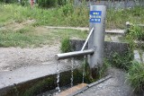 Popularne źródełko na Rzędzinie w Tarnowie skażone. Sanepid wykrył w wodzie bakterie grupy coli. Ludzie nadal ją piją